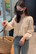 蕾丝刺绣衬衫女长袖夏季2025新宽松设计感V领法式上衣泡泡袖小衫