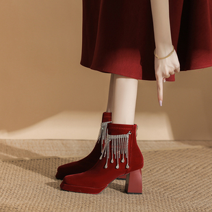 方头高跟短靴女红色粗跟新款冬季婚鞋新娘鞋订婚秀禾防水台马丁靴