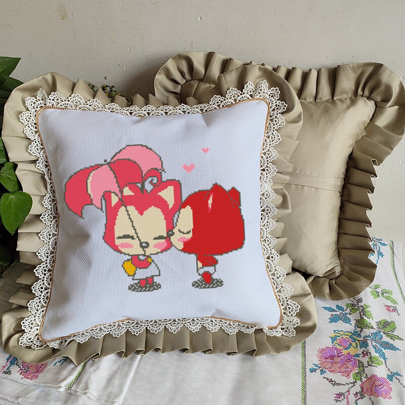 卡通情侣阿里与桃子印花十字绣车用抱枕设计订做清仓特价自己手绣