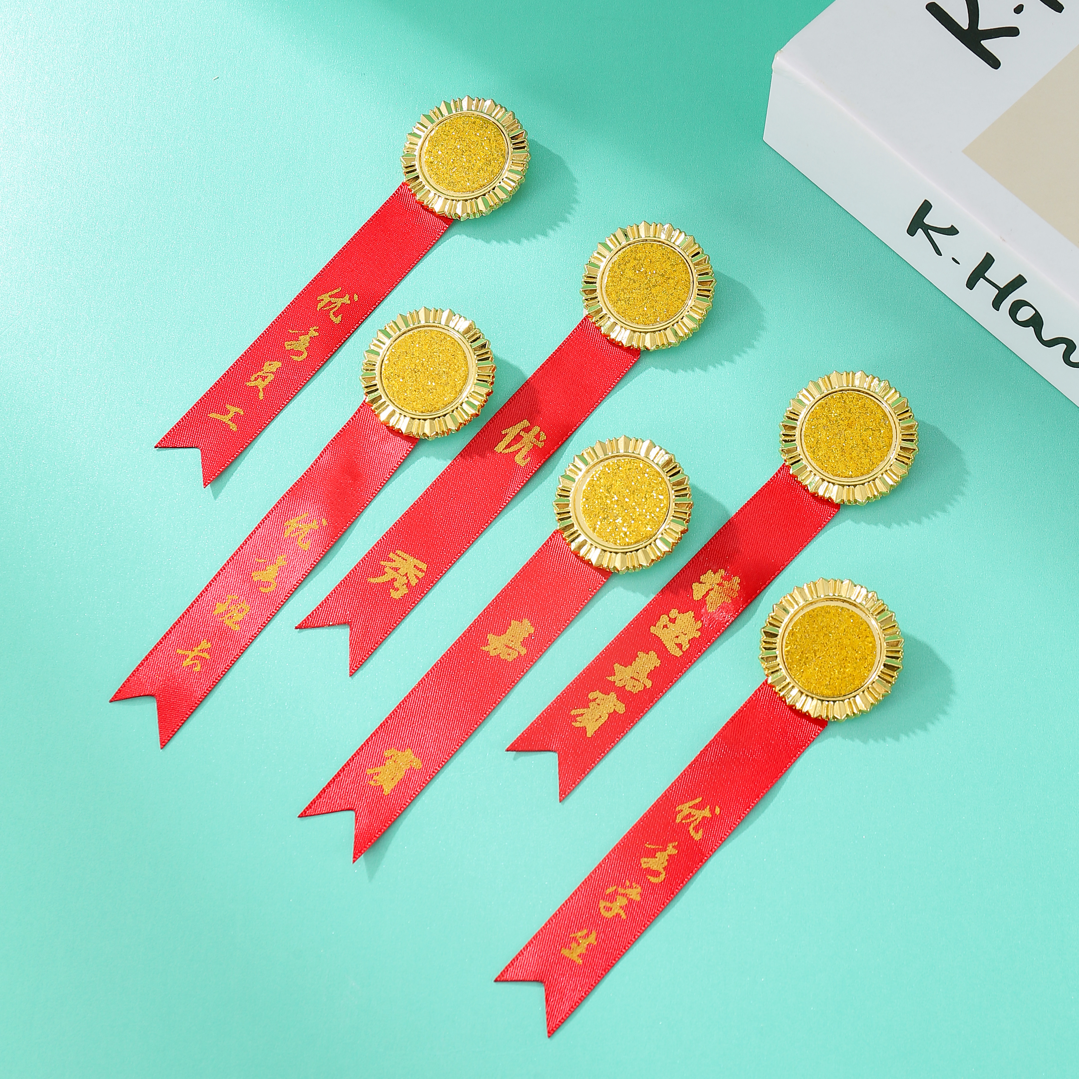 儿童比赛颁奖红色奖牌胸花图片