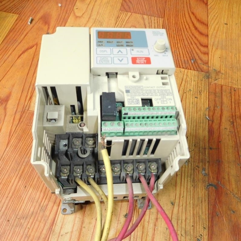 【议价】A007* 安川变频器CIMR-V7AT42P2 2.2KW 380V实物