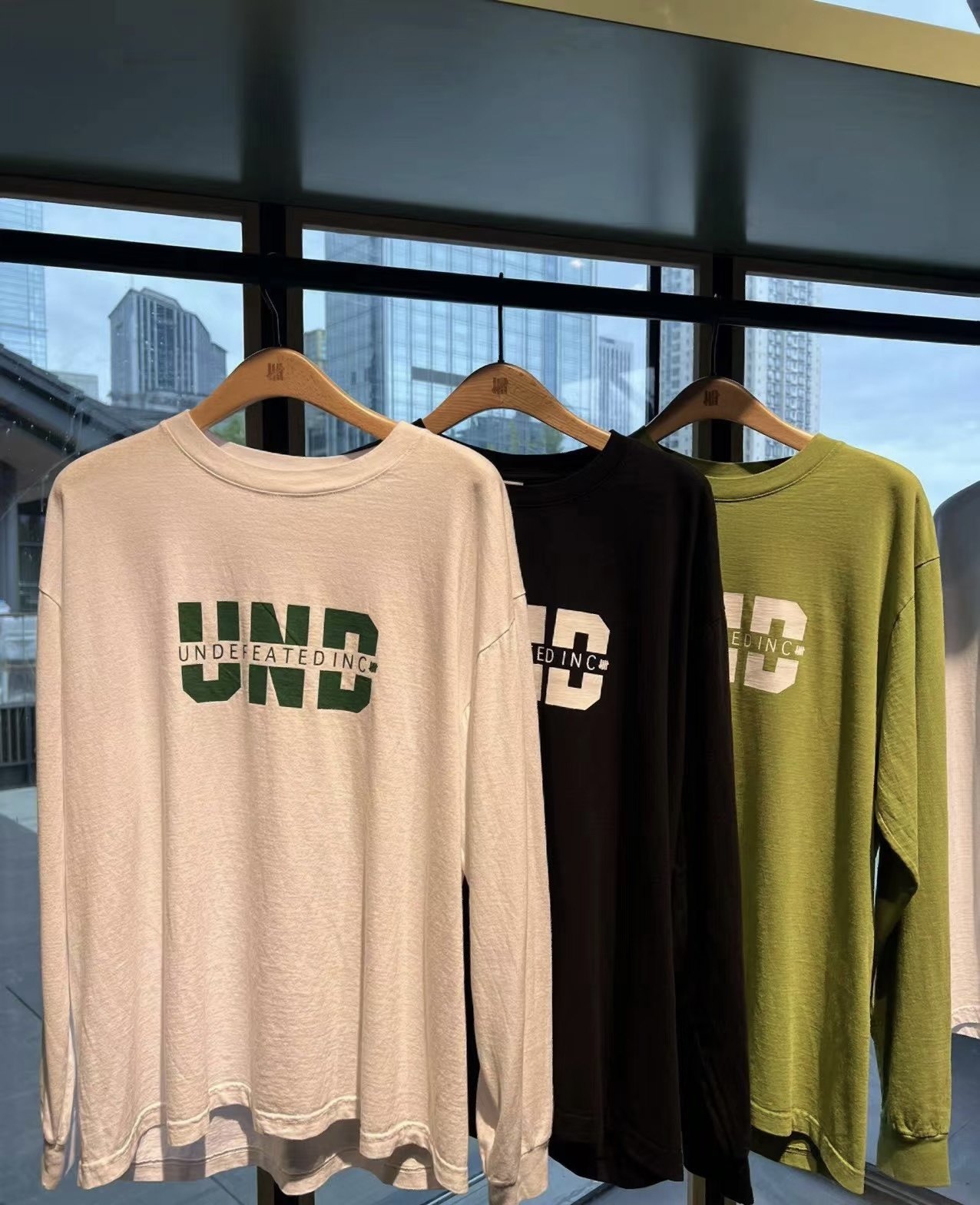 UNDEFEATED 五条杠字母品牌Logo印花图案长袖T恤 男女同款