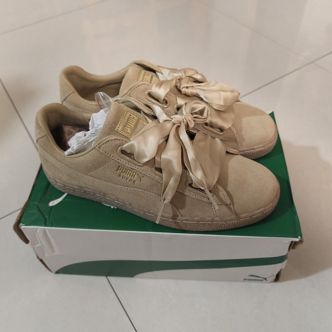 代购Puma彪马 小麦色蝴蝶结丝带女子翻毛皮运动休闲板鞋365985