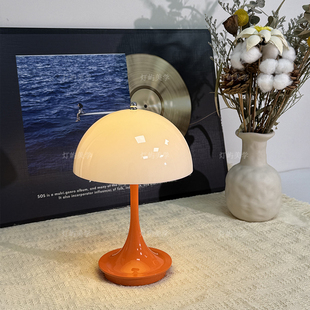 丹麦复古创意高级感台灯卧室2025床头柜主卧蘑菇氛围小蛮腰小夜灯