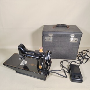 美国古董胜家SINGER歌手小型电动老式缝纫机带原箱怀旧老货功能ok