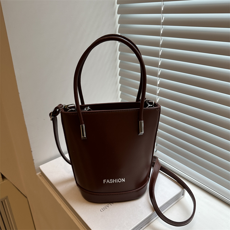 冬季百搭斜挎包时尚手提水桶包