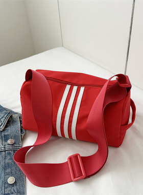 牛津布包包女2023新款时尚运动健身包短途旅行单肩包红色斜挎女包