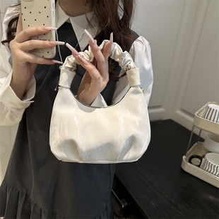 冬季流行褶皱手拎小包包女2025新款时尚百搭云朵包洋气链条斜挎包