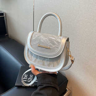 银色包包女2024新款时尚小众设计单肩斜挎包高级感女士手提马鞍包