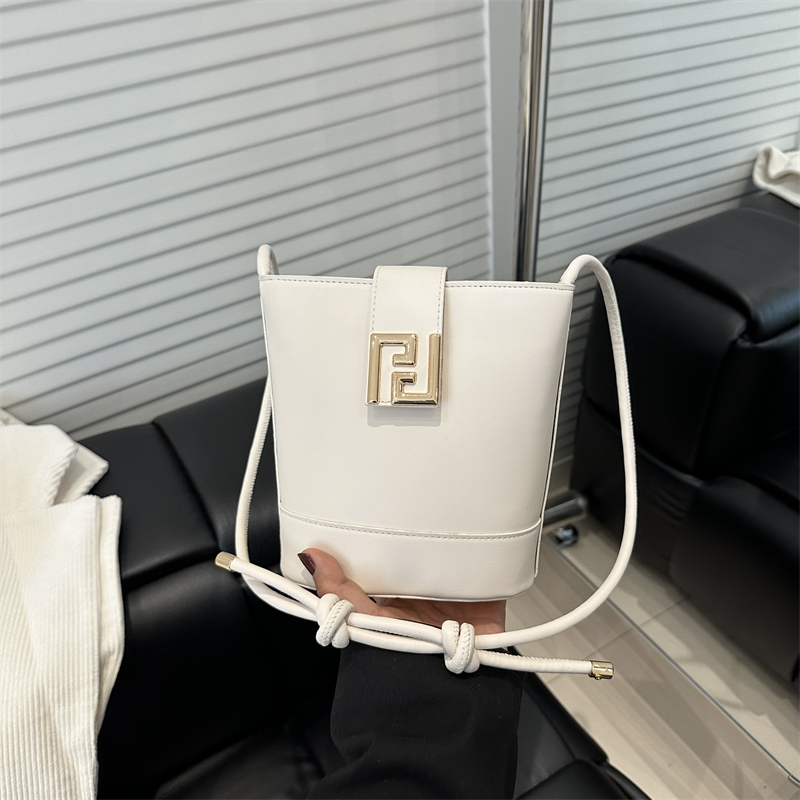 单肩斜挎包通勤手提水桶包