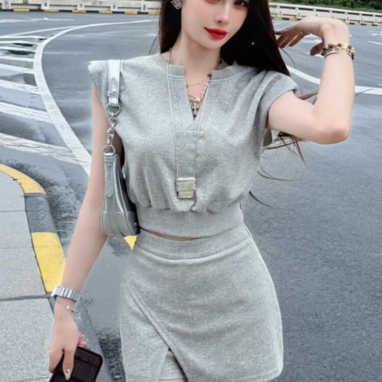 衣服女款春季小个子巨好看的套装女2026夏季烫钻无袖上衣不规则开