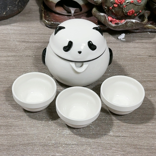 熊猫手抓糊一壶三个杯子
