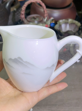52.67  羊脂玉水墨画远山公道杯