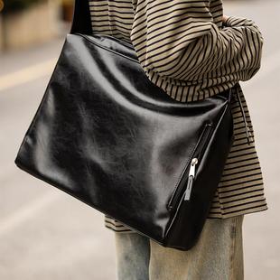 贰狸软皮大容量托特包女2025邮差包百搭高级感通勤单肩斜挎包男女