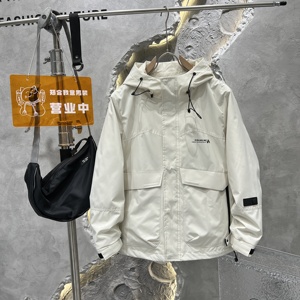 工装大口袋男冲锋衣外套春秋新款简约净版连帽夹克时尚修身男外套