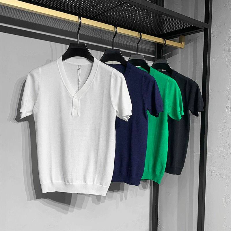 2025年夏季冰丝男士V领短袖针织衫个性纽扣装饰青年大码薄款T恤潮
