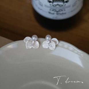 《爱丽儿》法式珍珠三叶花耳环女小众设计高级感耳饰耳钉2026新款