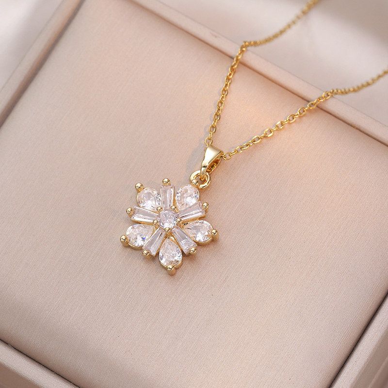 项链女跨境原创网红花瓣锆石花朵小众新款设计感吊坠气质钛钢项链