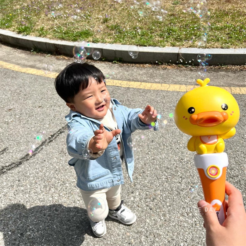 KOREAN INS KIDS HANDHELD BUBBLE MACHINE TOY GIRL YELLOW DUCKLING ELECTRIC BLOWING BUBBLE WAND FULLY AUTOMATIC NON-LEAKING