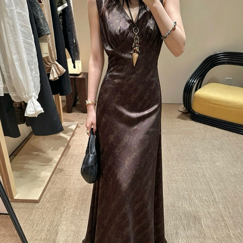 至上-上新唯美香云纱斜裁修身V领显瘦长款连衣裙(不含项链)w7241