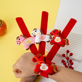 元 旦节卡通毛绒马年啪啪圈儿童红色新年手环表演装 饰手腕带小礼物