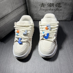 国潮2026春季新款米白色厚底板鞋男女同款字母装饰粗绳鞋带情侣款