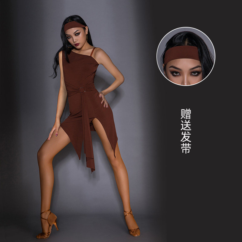 皇朝舞服设计感露肩带胸垫成人