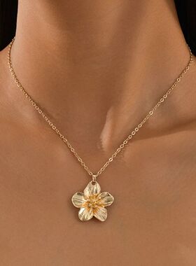 Simple Metal Wrinkled Stereoscopic Flowers Pendant Necklace