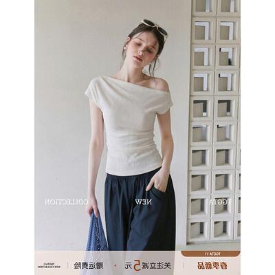 白色斜肩短袖t恤女夏季2026新款设计感修身收腰短款露肩上衣