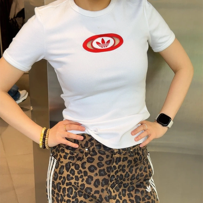 阿迪达斯三叶草女子运动休闲潮流刺绣修身短袖T恤 KA2686 2687