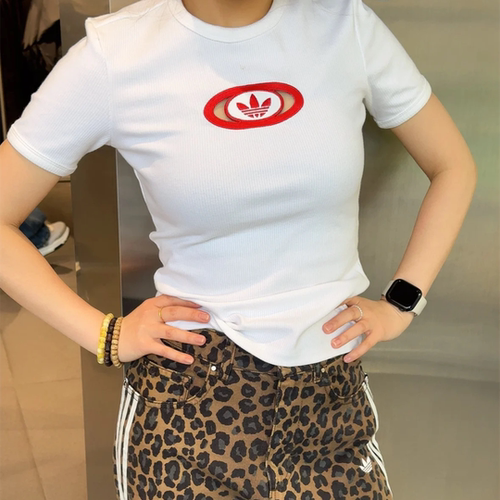 阿迪达斯三叶草女子运动休闲潮流刺绣修身短袖T恤 KA2686 2687