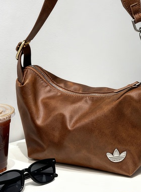 Adidas三叶草女款拎包美拉德复古做旧皮质法棍包单肩腋下包KT0865