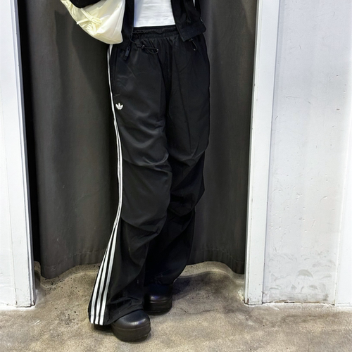 阿迪达斯三叶草女士裤子透气宽松运动褶皱直筒透气休闲长裤KE9790