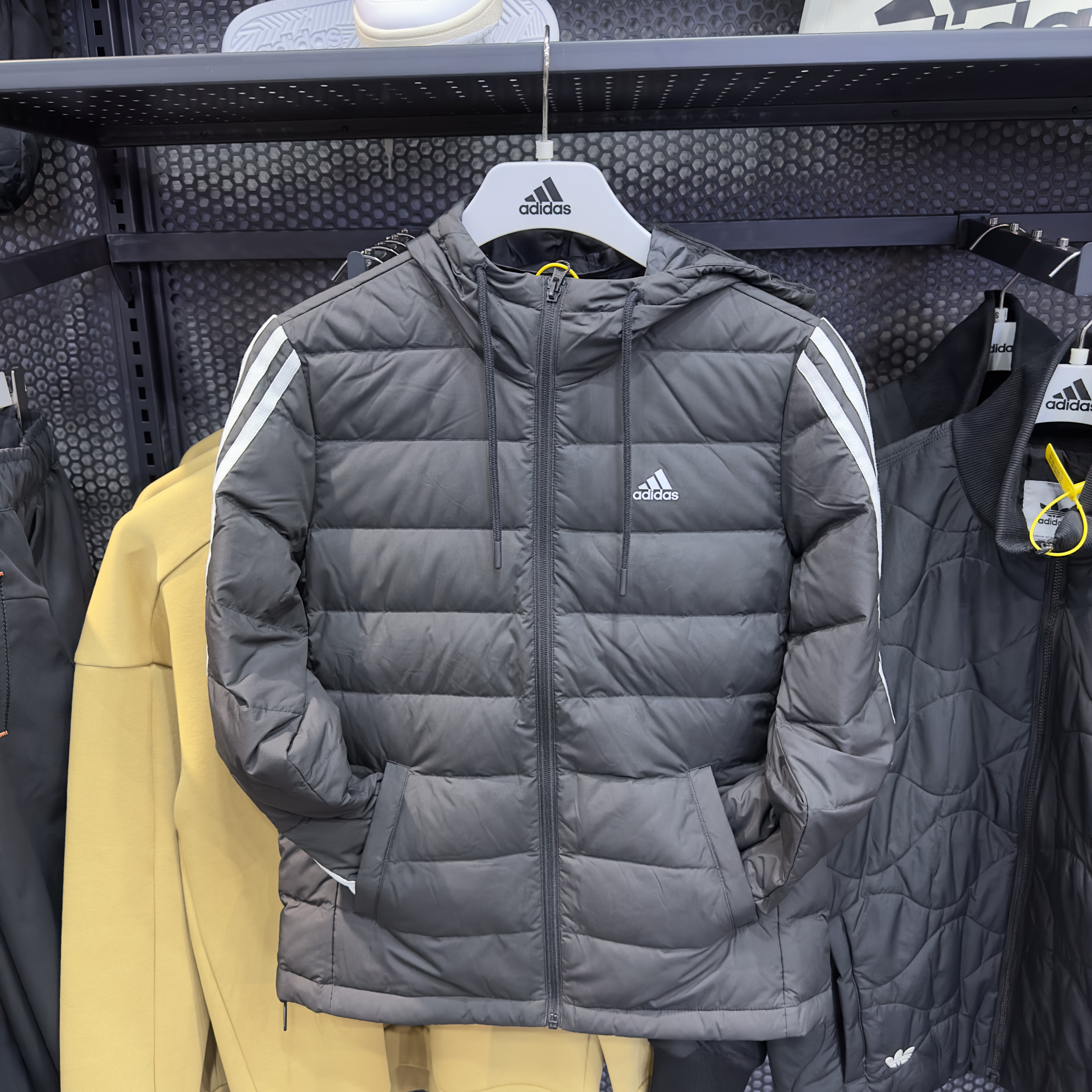 Adidas阿迪达斯女子运动连帽户外短款保暖轻薄羽绒服 IK2376 2375