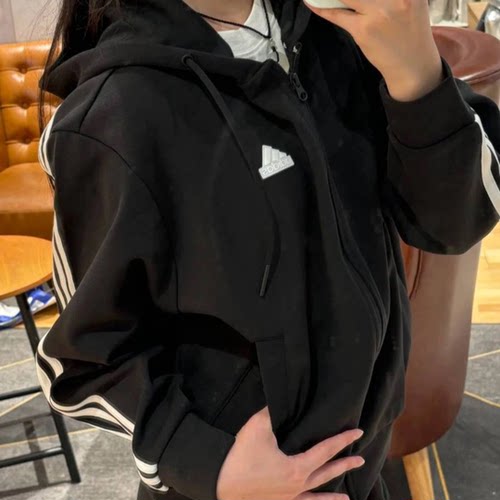 ADIDAS阿迪达斯三条纹女子运动休闲连帽针织短款夹克外套 IN9475