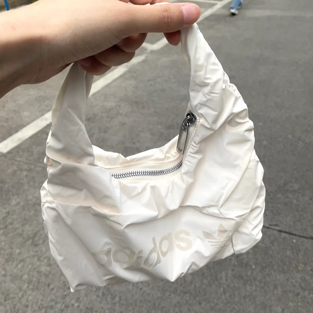 阿迪达斯三叶草迷你褶皱缎面云朵包休闲单肩手提包斜挎包 HK0158