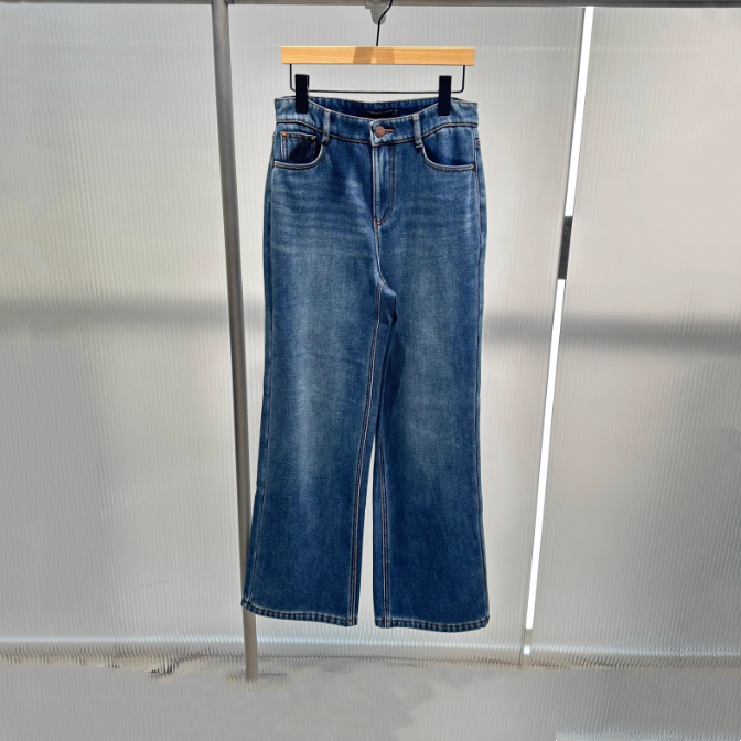 现货艾诺丝2025冬季新款女装时尚休闲加厚加绒直筒牛仔裤AR324024