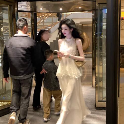Sun雅乔千山暮雪压褶亮片无袖挂脖A字摆上女鎏光缎半身裙套装