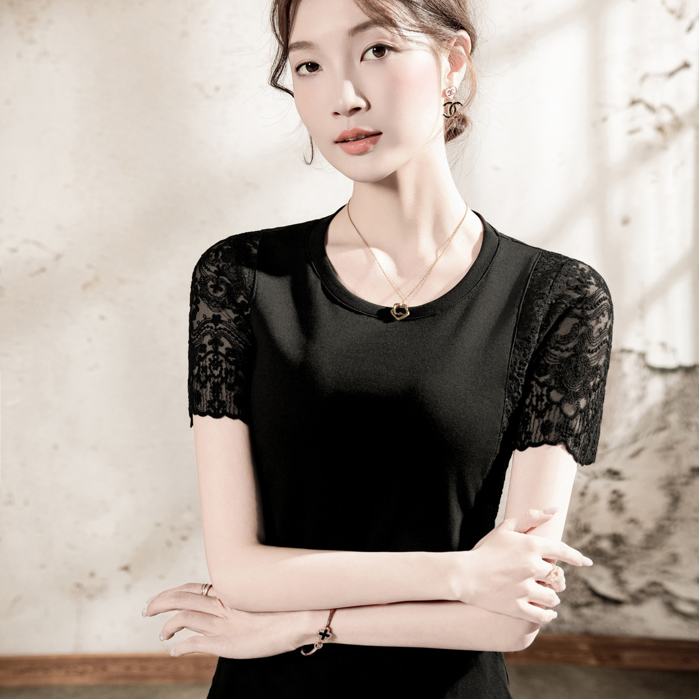 2025女夏季新款蕾丝拼接圆领T恤
