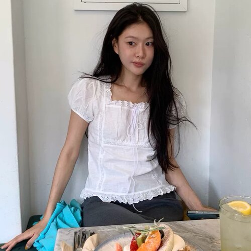 浪漫蕾丝边系带蝴蝶结方领白色短款衬衫