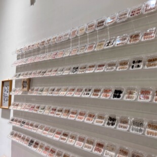 穿戴甲展示架挂墙透明亚克力陈列架指甲油胶美甲店墙上置物架壁挂