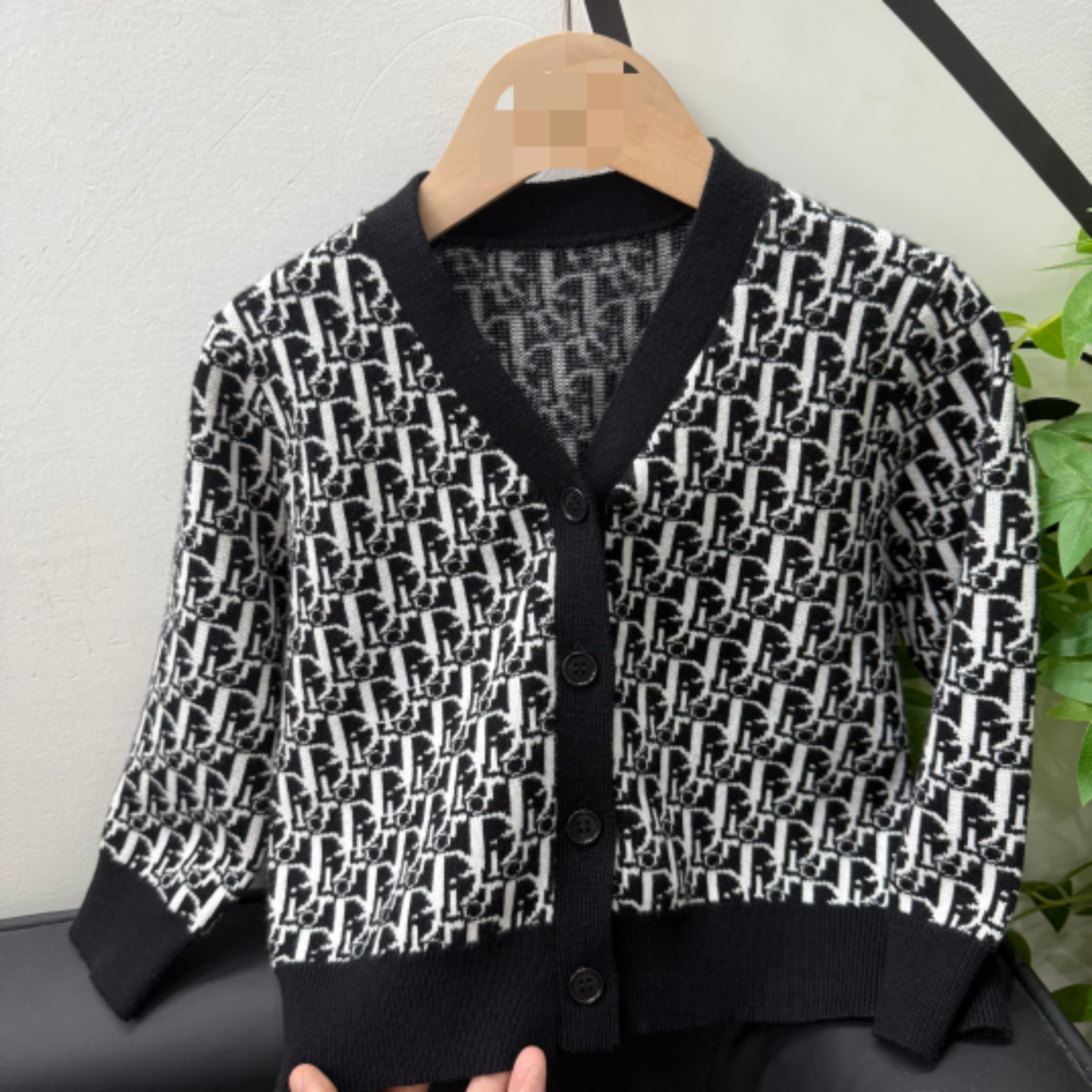 洋气搭配衬衫的黑色V领毛衣开衫