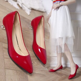 2024新款春秋尖头低跟2cm猫跟红色婚鞋亮光职场不累脚皮鞋工作鞋