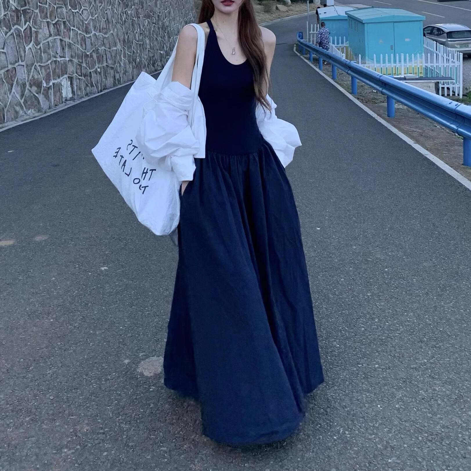 法式设计感吊带挂脖连衣裙女2026夏新款气质收腰无袖海边度假长裙
