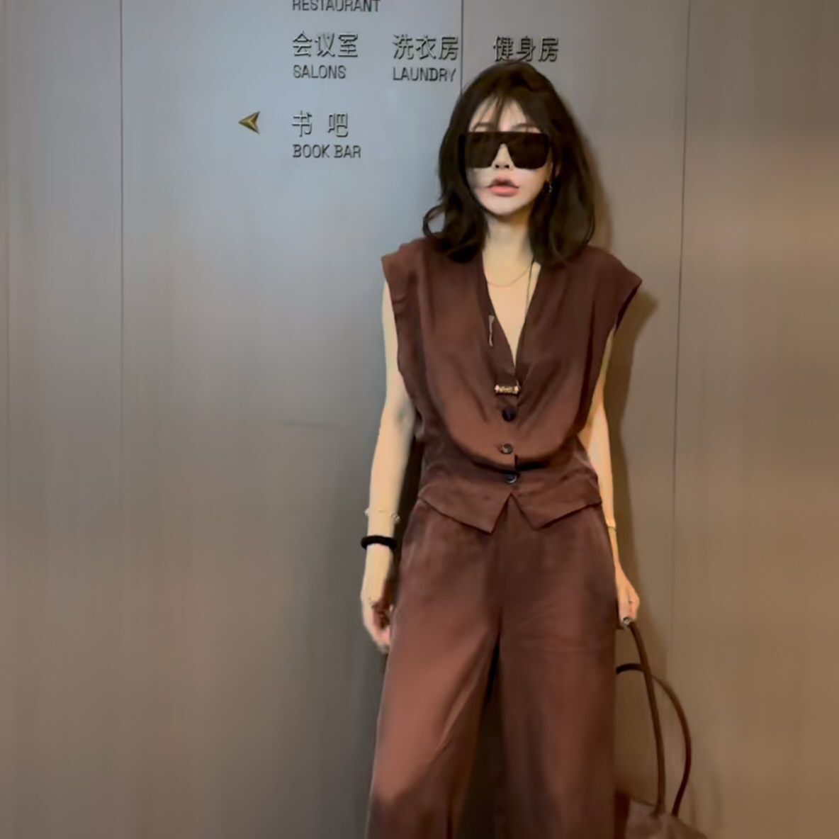 欧货爆款时尚套装女2025夏季新款气质V领无袖短款上衣+垂感阔腿裤