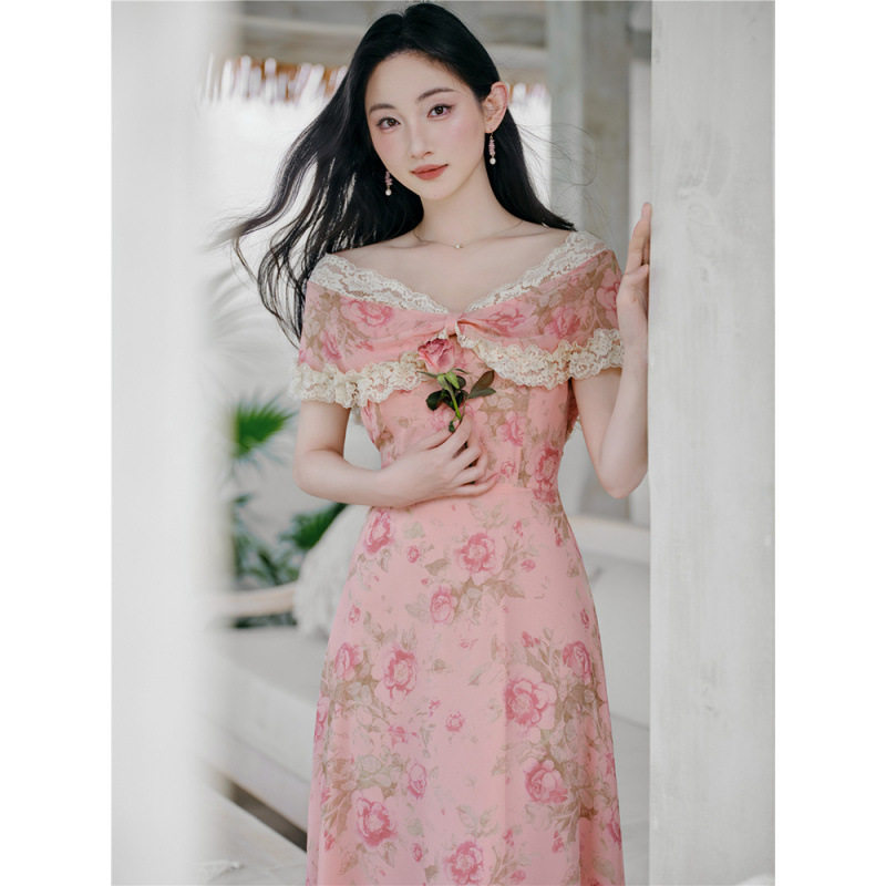 法式浪漫一字领露肩蕾丝连衣裙夏碎花长裙气质高级感超好看的裙子