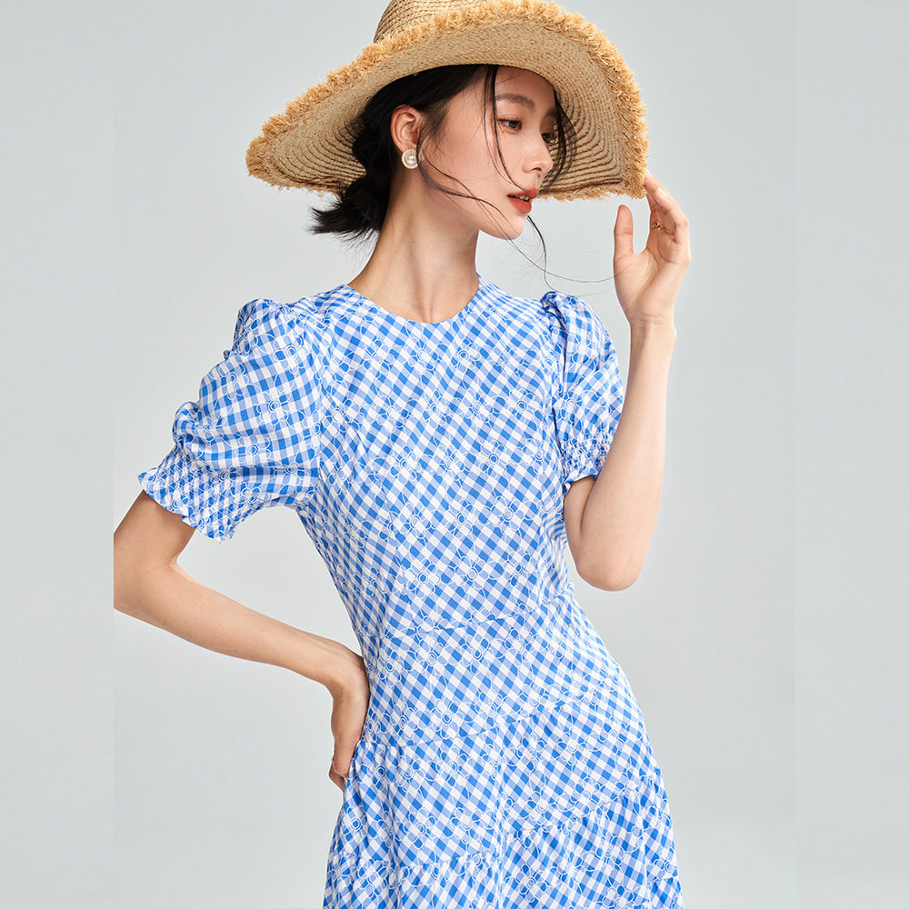 26夏季新款蓝白格子气质收腰连衣裙女设计感短袖高个子长裙18280