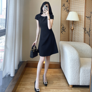 轻熟风气质法式高级感礼服修身显瘦黑色连衣裙女夏季赫本小黑裙女