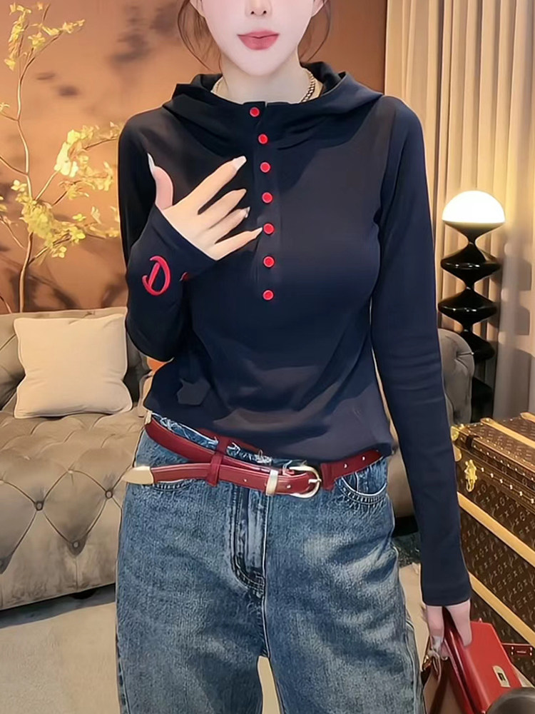여성을위한 하이 엔드 대비 ??색상 버튼 후드 긴팔 티셔츠 2024 새로운 가을 슬림 피트 레이어드 내부 레이어링 탑