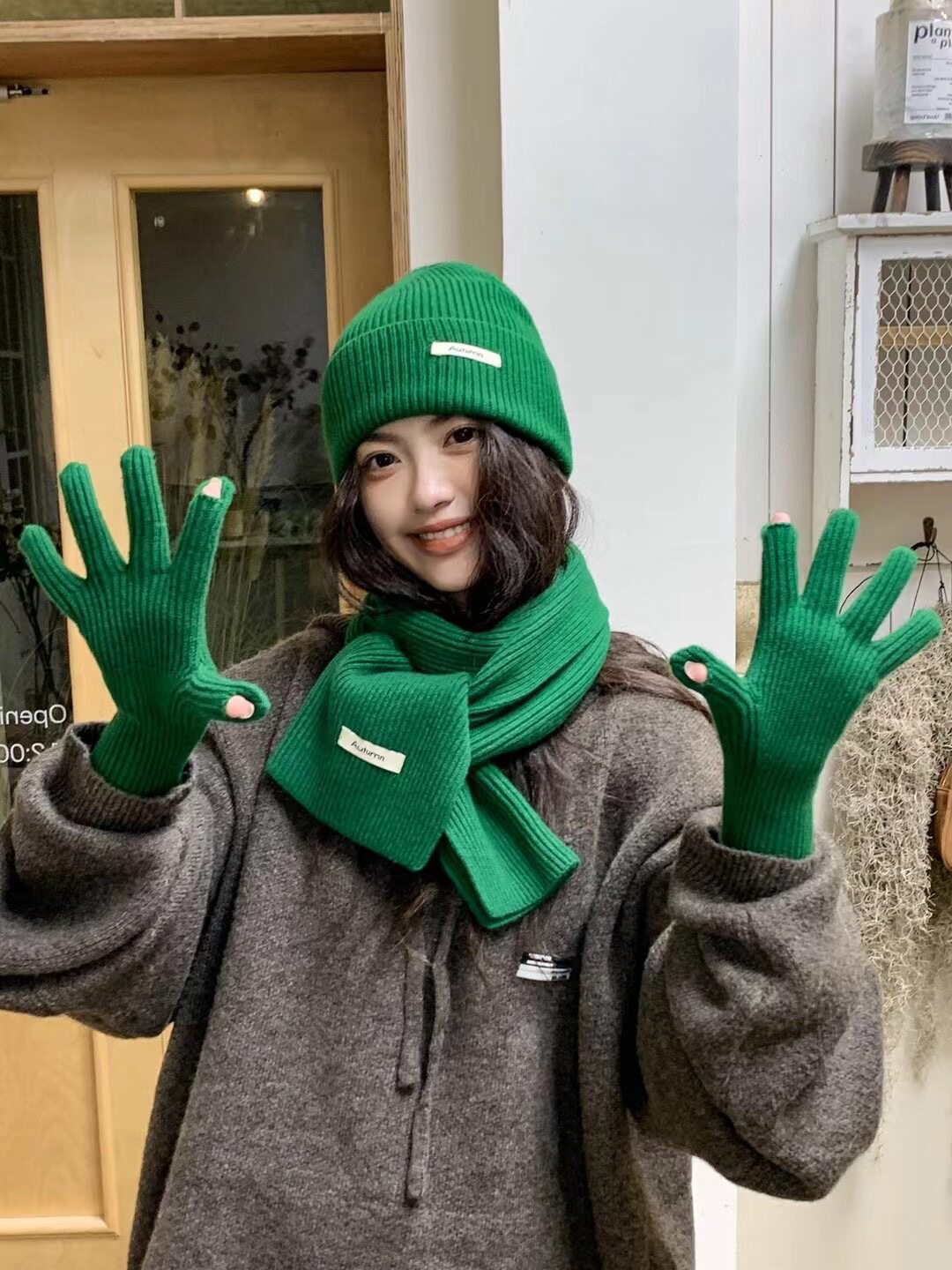 겨울 새 한국식 학생 따뜻하고 두꺼운 방풍 및 방한 단색 정장 여성용 모자 스카프 및 장갑 3 피스 세트